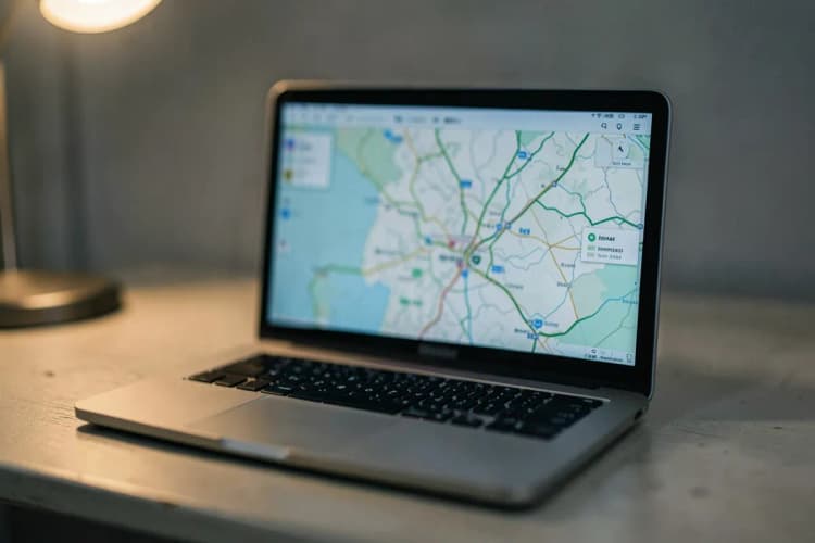 Uma pessoa planejando uma viagem em um laptop com um mapa de Gramado na tela